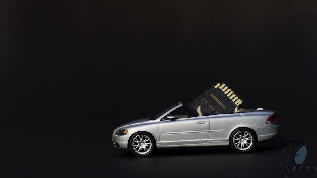 Autoradio. Foto van een miniatuurauto met een SD-kaart.