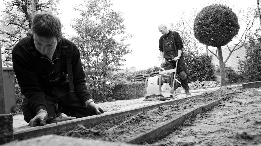 Nieuwe helden. Een foto van twee tuinmannen uit Bunschoten.