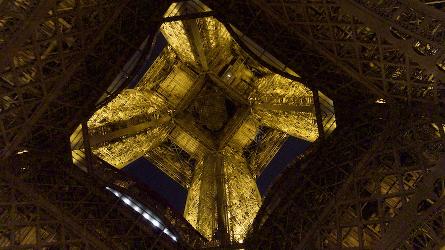 Smartphone-Eiffeltoren-van-onderen