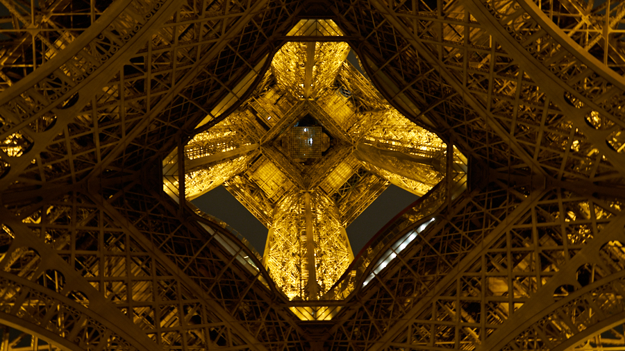 Spiegelreflex-Eiffeltoren-van-onderen-©Gerard-Oonk-DSC08431