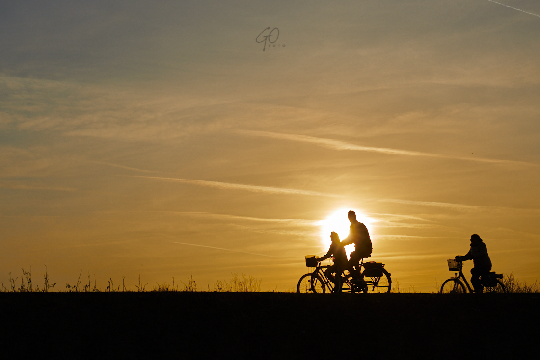 Compositie met zon en fietsers op snijpunt regel van derden 