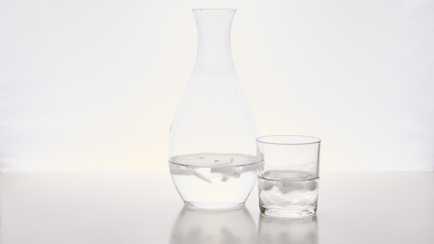 Karaf en glas water in hard tegenlicht