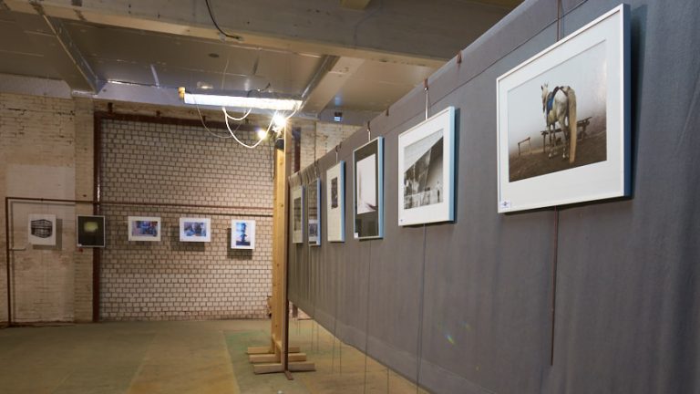 Foto's in een expositieruimte