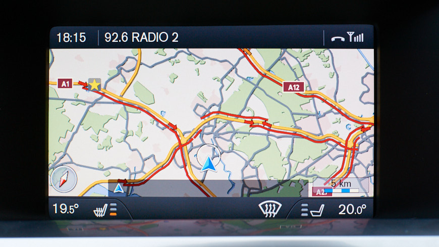 Scherm van autonavigatie met veel rode lijnen