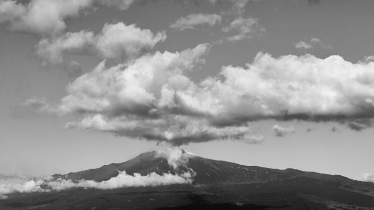 Sicilië Etna met wolkenpluim