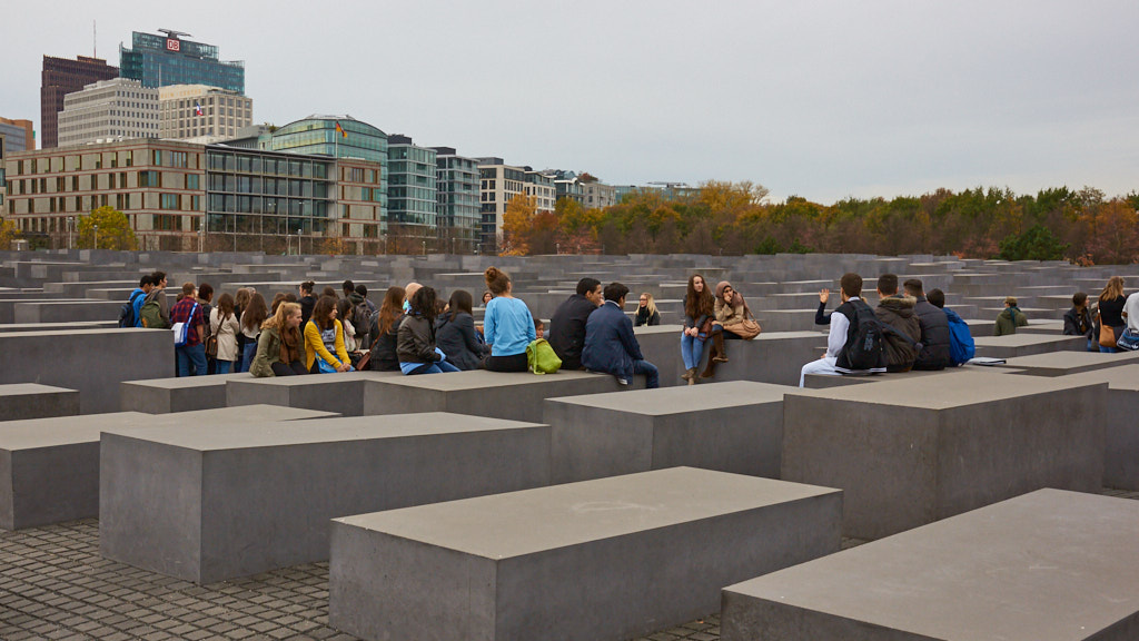 Schoolklas bij monument in Berlijn