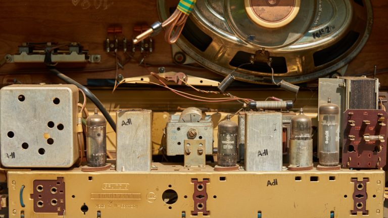 Achterkant van oud radiotoestel