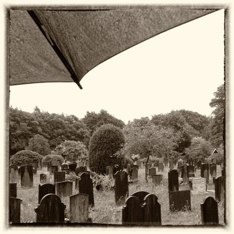 Begraafplaats in de regen