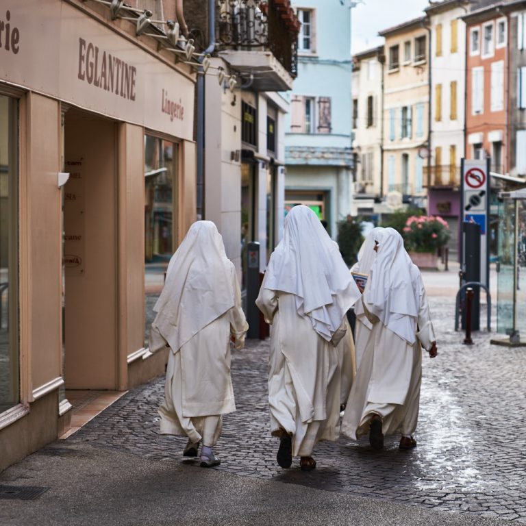 Enkele nonnen in een winkelstraat