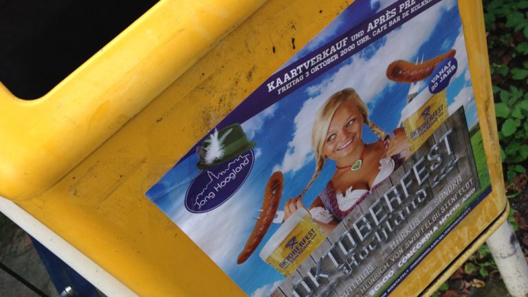 Poster van Oktoberfest op vuilnisbak