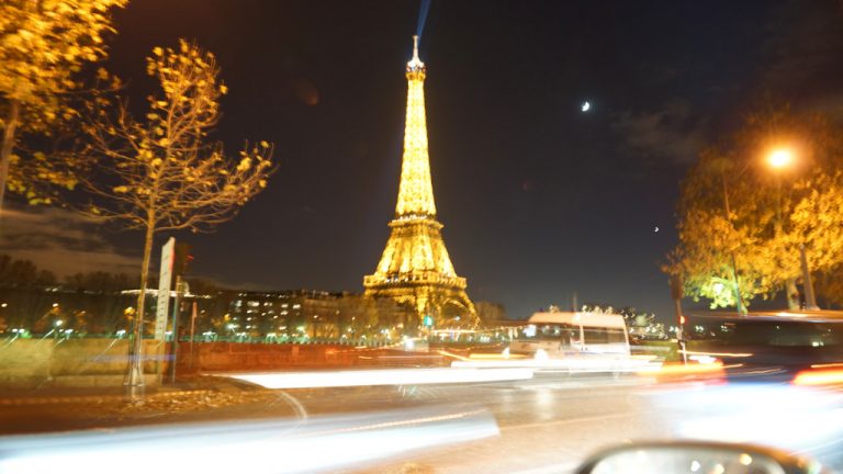 Eiffeltoren vanuit autoraam