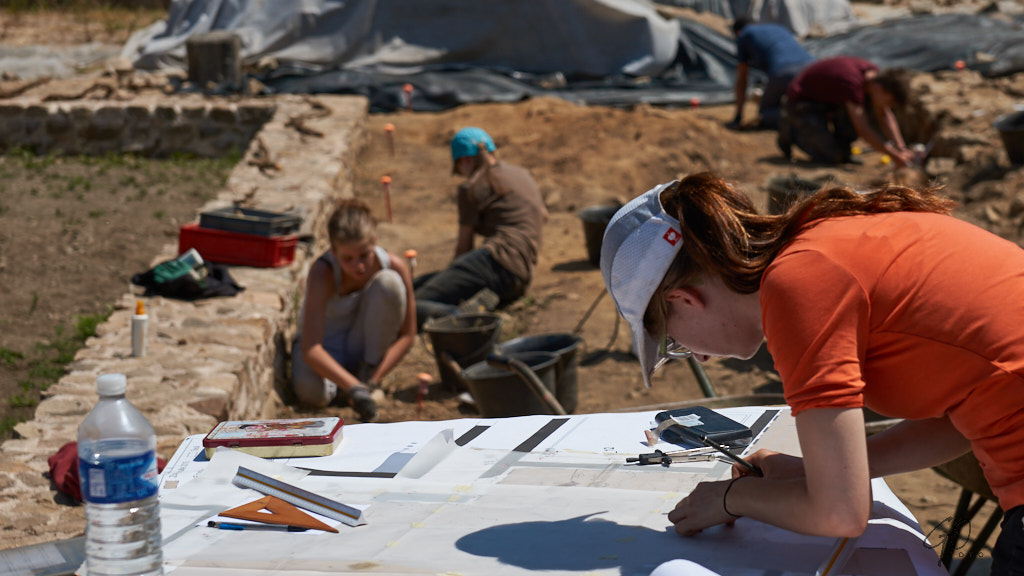 Jonge mensen aan het werk bij een historische opgraving