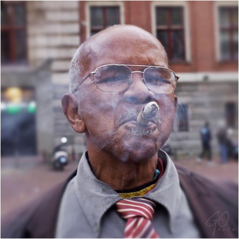 Oudere man met bolknak-sigaar