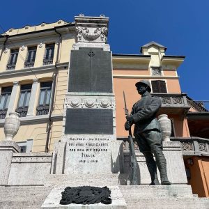 Oorlogsmonument WOI in Calosso Italie bij blog over Ernest Hemingway