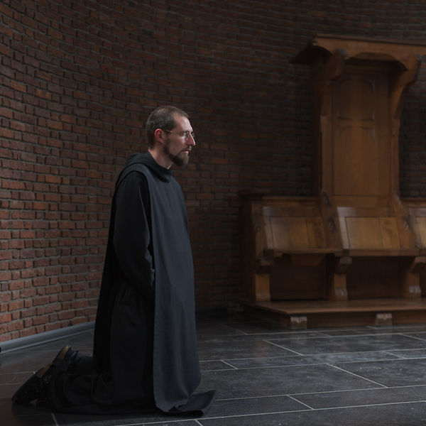 Knielende monnik in kloosterkapel bij blog: Tips-voor-een-geslaagde-fotoreportage-copyright-Gerard-Oonk-5-21.16.49
