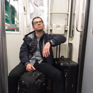 Foto van man in metro bij blog over Vermoeide-reiziger-smartphone-versus-spiegelreflex