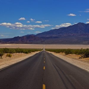 Foto van Amerikaanse weg die versmalt in de einder